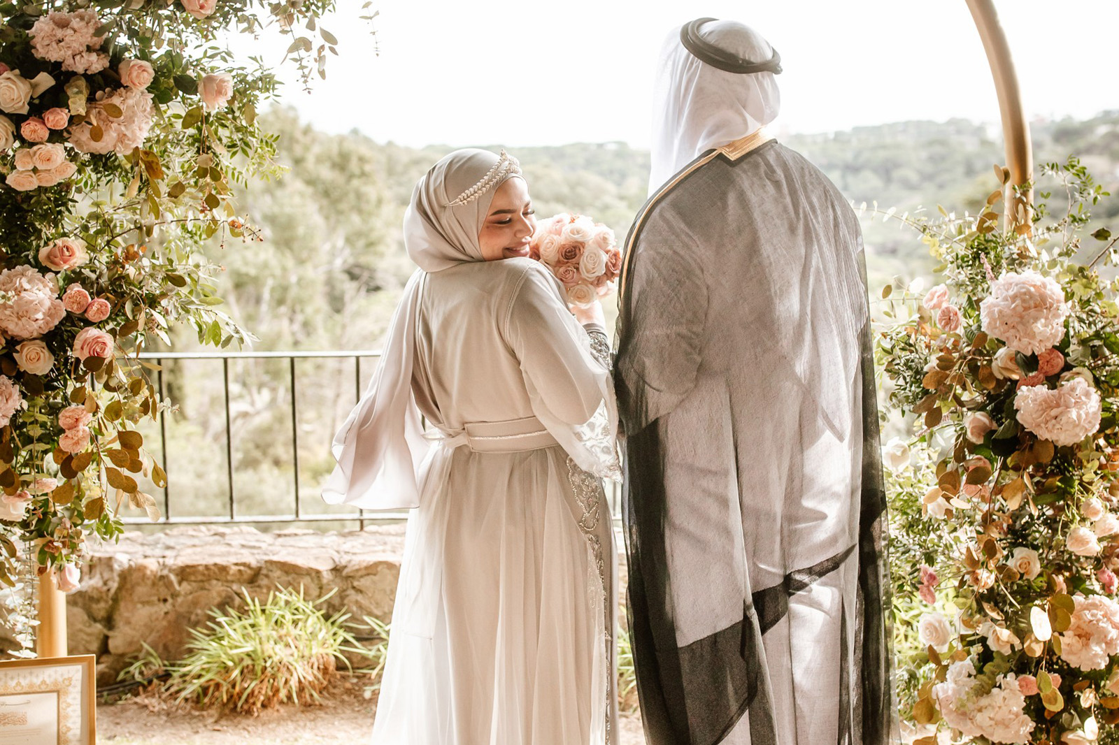 El encanto de las bodas árabes: tradiciones, rituales y modernidad - novia riendo