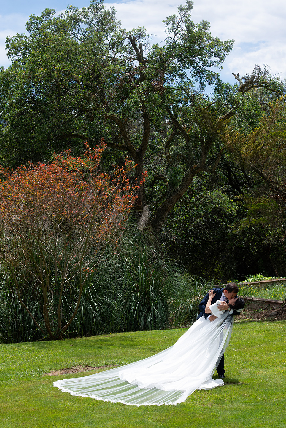 Guía completa para una boda multicultural en España - beso novios jardines